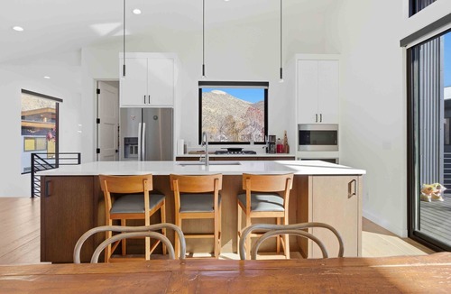 Hailey House | The Ridgehouse | Modern Mountain Stay with Sauna Near Trails & Skiing