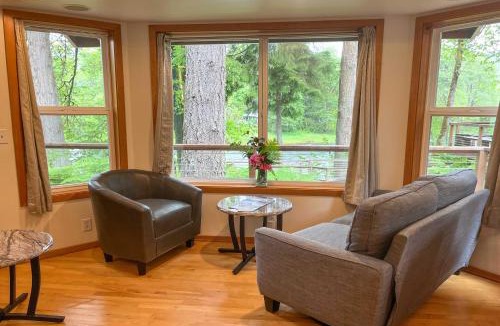 Leaburg House | The River House' w/Deck, on McKenzie River!