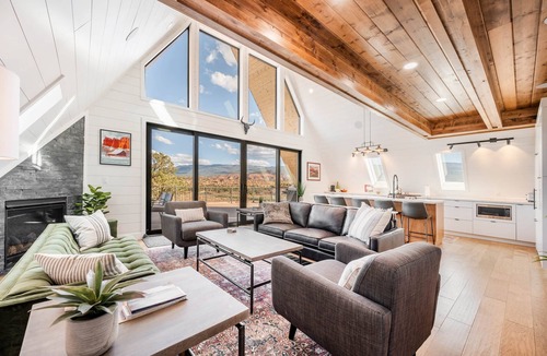 Torrey House | The Sage House: Sleeps 16 with incredible views!