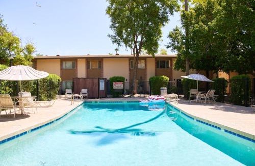 Fashion Square Apartment | The Scott Getaway - Walkable to Old Town, remodeled space, outdoor pool!