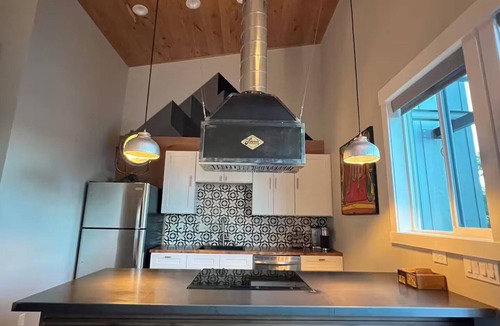 Spokane House | The Shop on Cherry-private hot tub! 8 minutes to downtown in semi-rural area