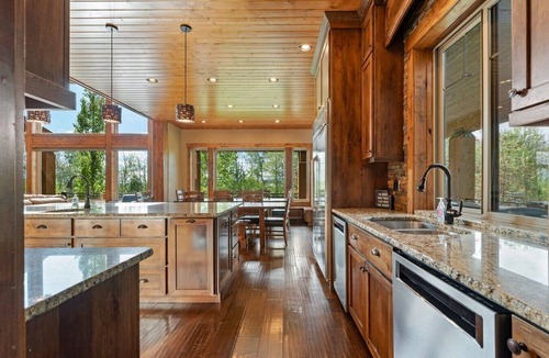 Ashton House | The Shores Estate - 2 Luxury Lodges! Private Lake! Sleeps 80! Events!