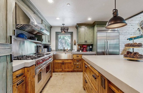 Salt Lake Mountain Resorts Cabin | The Silverstrike mountain cabin with hot tub, in Brighton