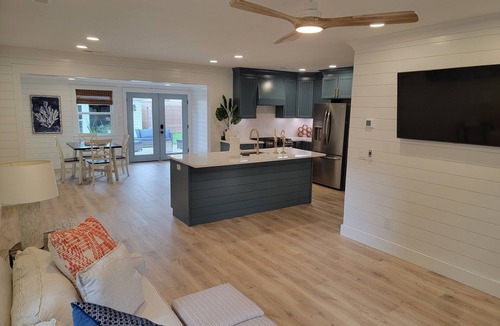 Old Village House | THE SURF SHACK +2.5 BR/3 BA/Old Mt. Pleasant near beaches, EVERYTHING!