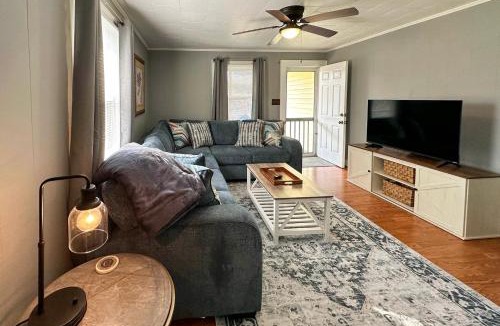 Toast House | 'The Vineyard House' - 2 Mi to Dtwn Mount Airy!