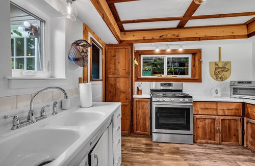 Kellogg Cabin | The Where We Roam Log Cabin - Walk to Town with Mountain Views!