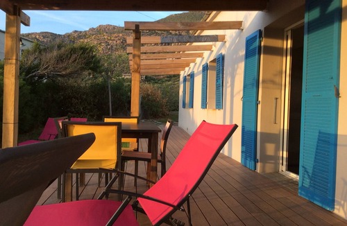 Centuri House | The wild nature of Cap Corse on the water's edge, backed by mountains
