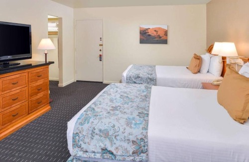 Solvang Hotel | Theaterfest Lodging! 2 Comfortable Units, Pool, Parking, Continental Breakfast!