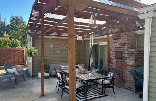 Camas Cottage | This cute well appointed cottage in quiet Camas, WA is just mins away from PDX