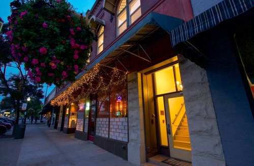 Walla Walla Apartment | Three — Queen Bed, Historic Downtown Apartment in Nicely Appointed Building on Main Street