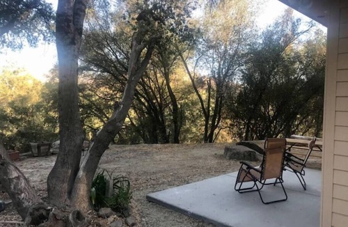 Squaw Valley House | Tiny Cottage for 2 near Kings Canyon National Park with EV Charging.