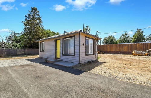 Olivehurst House | Tiny Home For Two. Pet-Friendly With A Lot of Privacy In Olivehurst.
