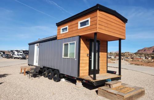 Apple Valley House | Tiny Home Lodge near Zion and Bryce National Parks Hot Tub