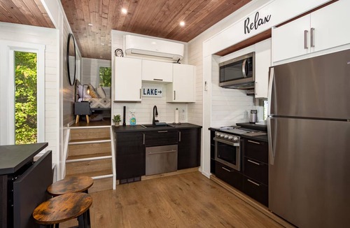 Sagle House | Tiny Home Paradise w/Hot Tub and Lake Views