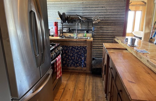 Dubois Cabin | Togwotee Pass RamsHorn Peak Cabin + 15 Acres, Great view, Animal friendly.
