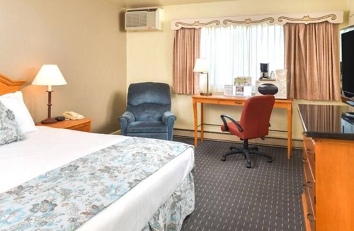 Solvang House | Top Pick! 3 Family-Friendly Units w/ FREE BFast, Stroll Around Sunny Fields Park