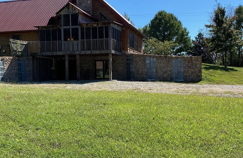 Lucas Cabin | Top Rated 5 Star Exceptional Clean Luxury-fire pit-pool table-pet friendly!