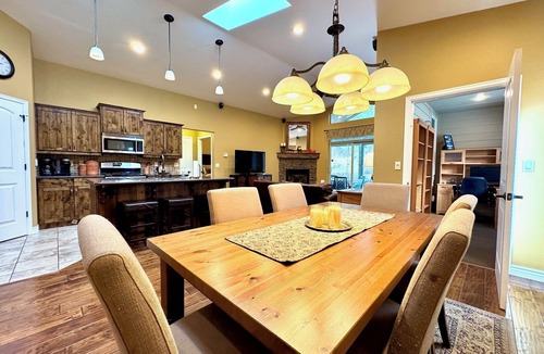 Columbia Falls House | Townhome on Golf Course - Pool & Spa - Screened Porch