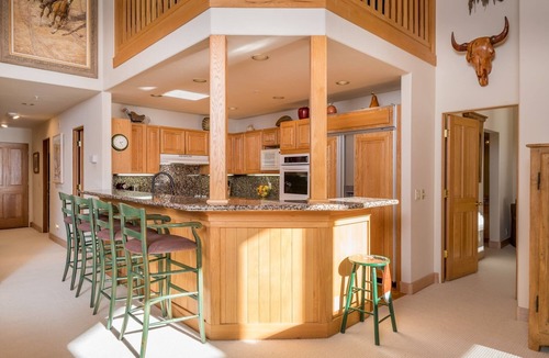 Warm Springs House | Townhome with Grill, Fireplace and Jacuzzi Tubs!