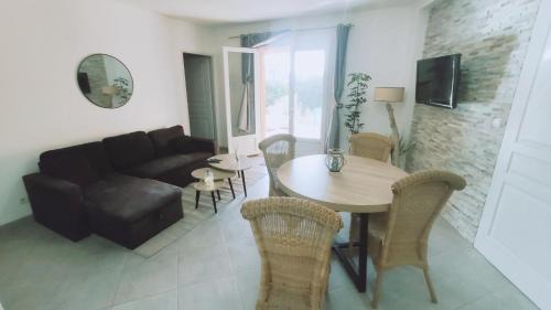 Sainte-Lucie-de-Tallano Apartment | Très joli gîte T3, 55m2 climatisé avec Piscine Privée région Propriano 5 personnes