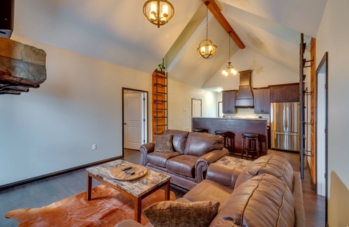 Columbia House | Tranquility Lake Getaway on 27 Acres!