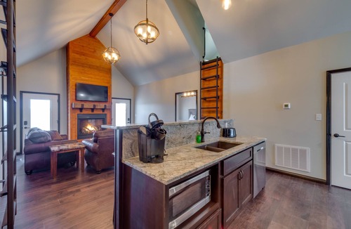 Columbia House | Tranquility Lake Getaway on 27 Acres!