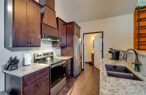 Columbia House | Tranquility Lake Getaway on 27 Acres!