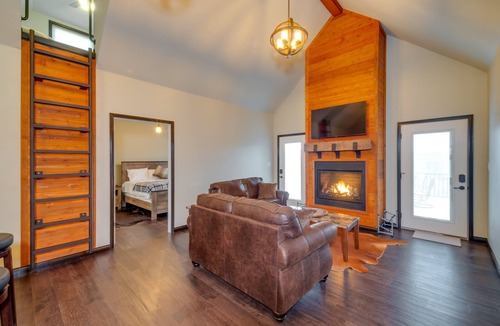 Columbia House | Tranquility Lake Getaway on 27 Acres!