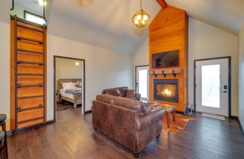 Columbia House | Tranquility Lake Getaway on 27 Acres!