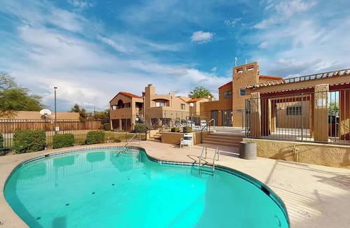 Hedrick Acres Condo | Travel Nurse Friendly · Banner 5 min · Gated Community