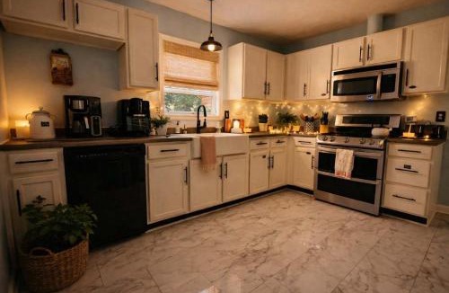 Pine Forest House | Tree Farm Stay Fire Pit & Grill WOW-King Suite