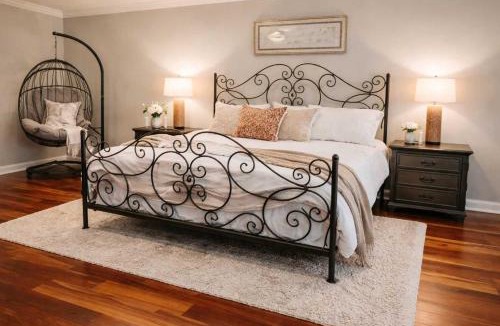 Pine Forest House | Tree Farm Stay Fire Pit & Grill WOW-King Suite