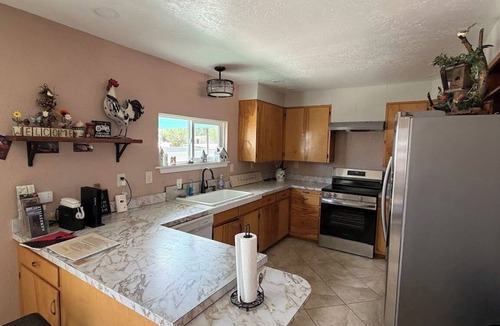 Hanksville House | Trista's Farmhouse 4-bedroom in Hanksville with EV Charger