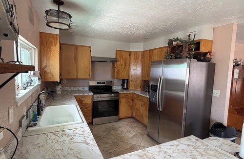 Hanksville House | Trista's Farmhouse 4-bedroom in Hanksville with EV Charger