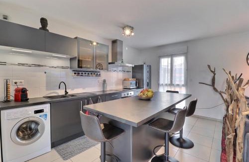 Sarrola-Carcopino Apartment | Tropical Escape - Mountain View & Terrace
