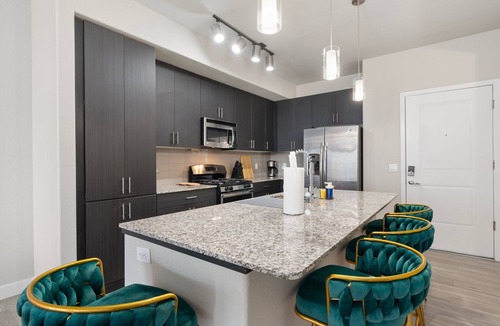 Tempe Apartment | Tropical-Inspired Chic Escape Pool, Patio & Sky Lounge