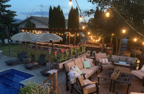 Post Falls House | Tropical paradise swimming pool hot tub family friendly sleeps 21 fire pit yard