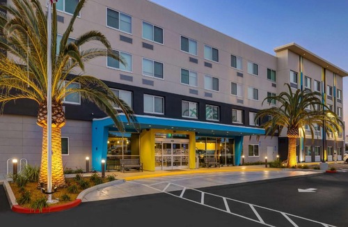 Lathrop Hotel | Tru By Hilton Lathrop