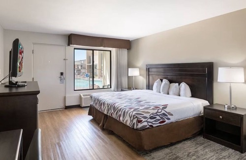 Feldman's Hotel | Tucson Deluxe King Room Near Downtown Dining, Zoo & Stadium Events