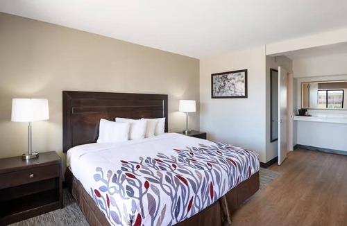 Feldman's Hotel | Tucson Deluxe King Room Near Downtown Dining, Zoo & Stadium Events