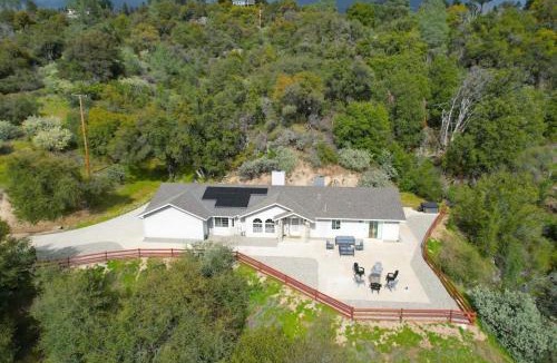 Oakhurst House | Twilight Villa,Hot Tub,EV Charger,Yosemite and Bass lake
