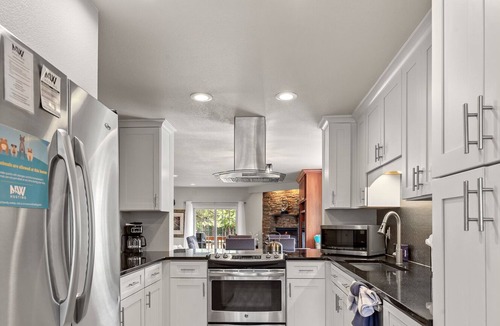 Rathdrum House | Twin Lakes Village 3-Story Townhouse—Golf Views, Wet Bar, Game Room, Pool!