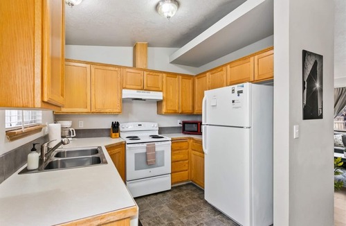 West Bench Apartment | Two Adjacent Apartments for Large Groups (3539)