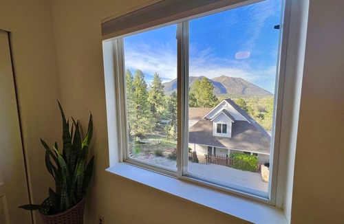Flagstaff House | Two Houses Together for 16 People! 5 min from downtown, 25 min from Snowbowl.