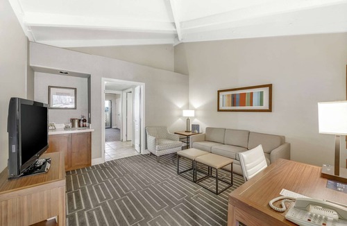 North Mountain Hotel | Two King Room at a 4⭐️ Hotel