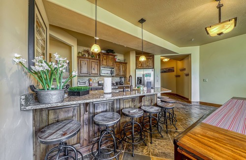 Brian Head Condo | Two-level condo w/mountain view, jetted tub, balcony & gas grill