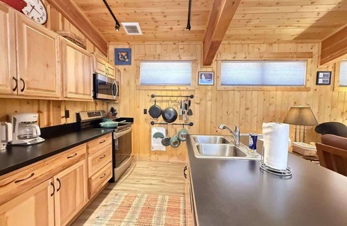 Last Chance Cabin | Two Moons Cabin* 2Br, 2Ba, 34 Miles to YNP