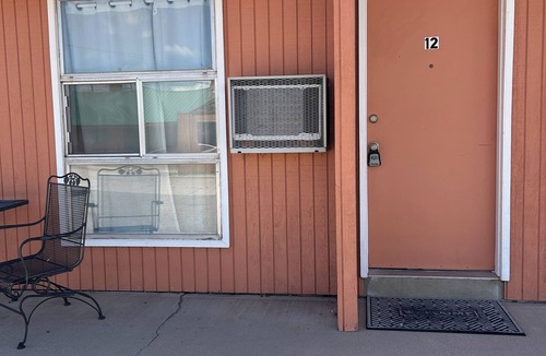 Fillmore Apartment | Two Queen bed remodeled studio with fast WiFi in Fillmore