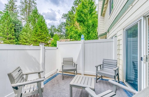 Bass Lake Condo | Two-story condo in gated community with patio, pool, hot tub - walk to Bass Lake