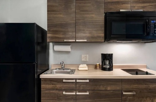 Redding Hotel | Ultimate 2-Room Retreat w/Kitchenette & Blackout Curtains for Your Comfort